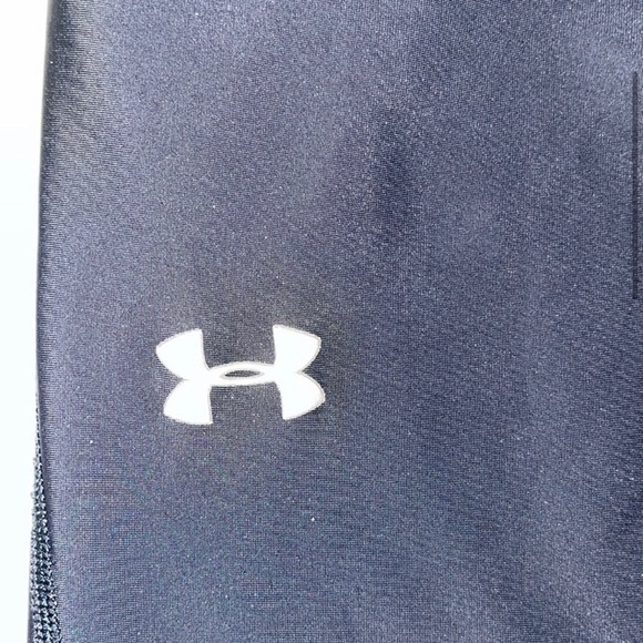 SOLD UNDER ARMOUR Black Cropped Leggins - Picture 6 of 6